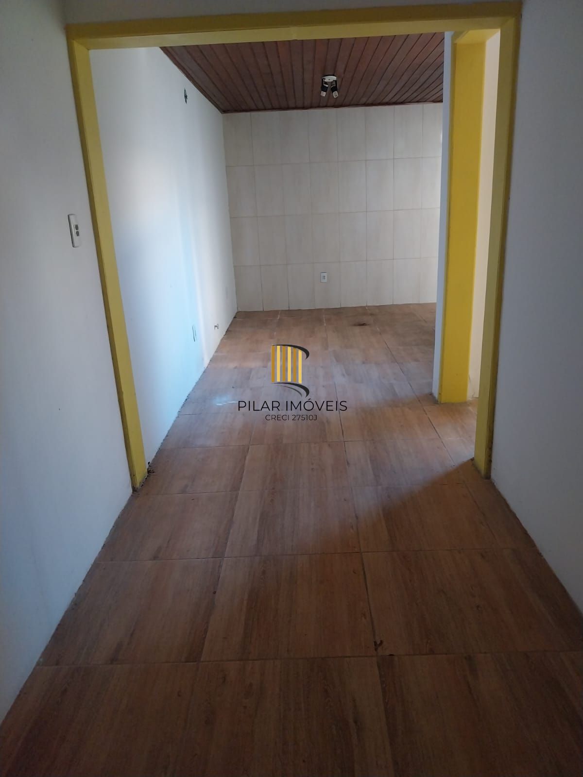 APARTAMENTO 62m² no bairro Glória, dois dormitórios, térreo e área externa.