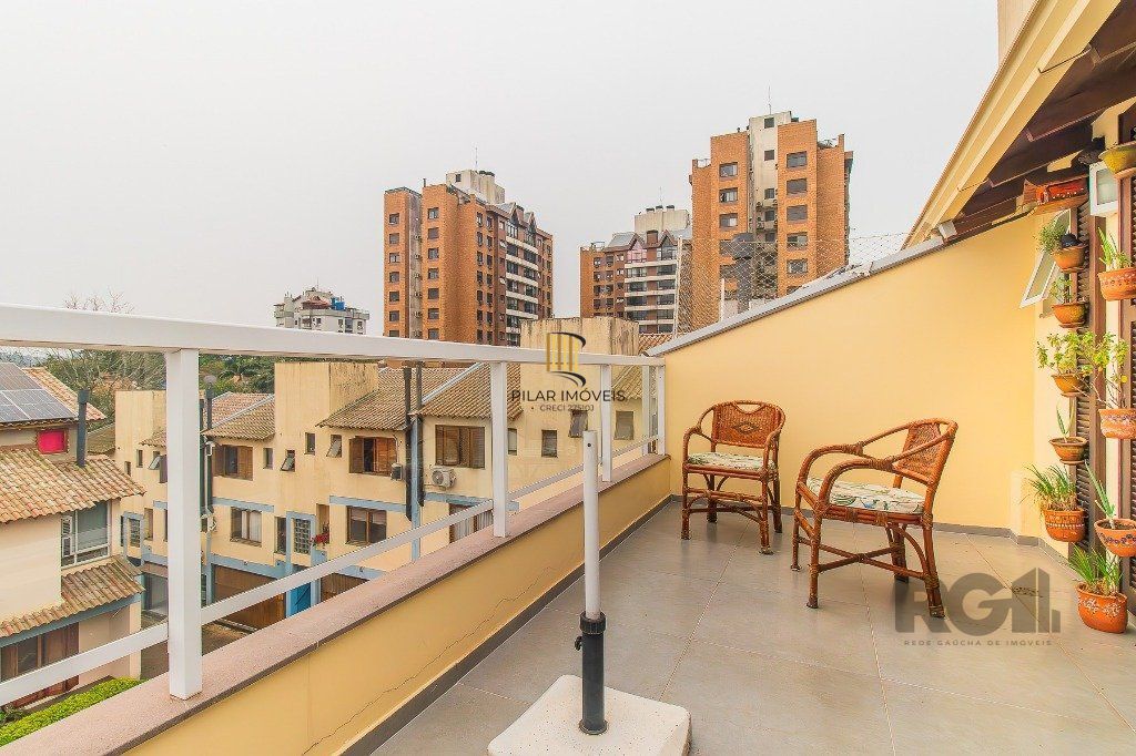 Belíssima casa em Condomínio com 3 dormitórios