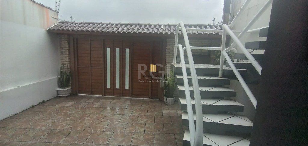 Casa para Venda - 243m², 2 dormitórios, sendo 1 suites, 3 vagas - Glória
