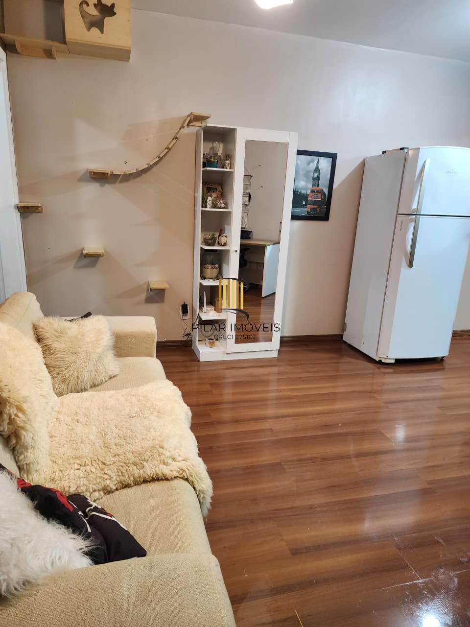 Um dormitório semi mobiliado.