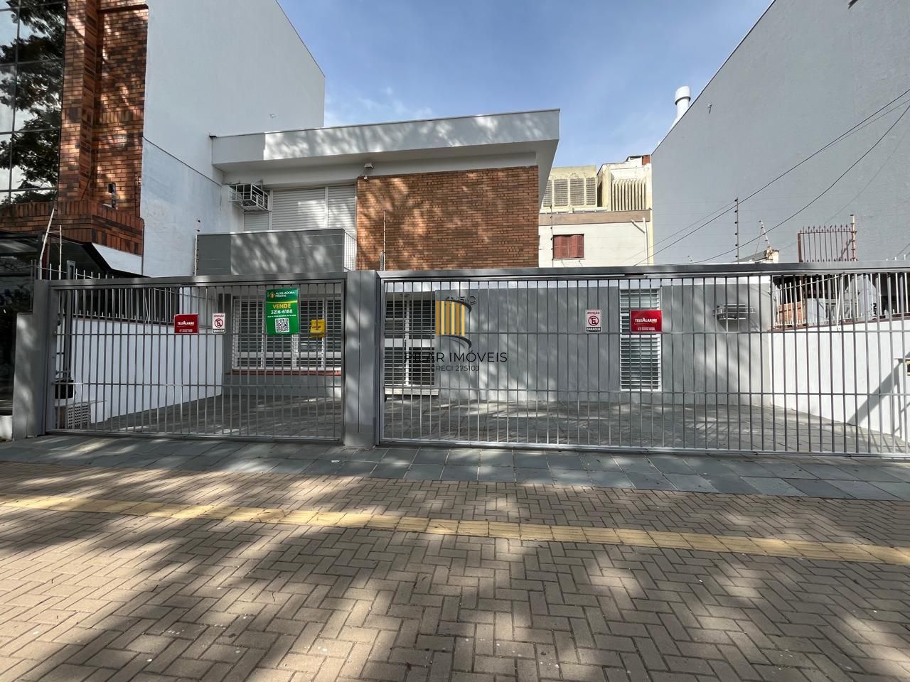 Casa comercial no miolo do bairro Menino Deus