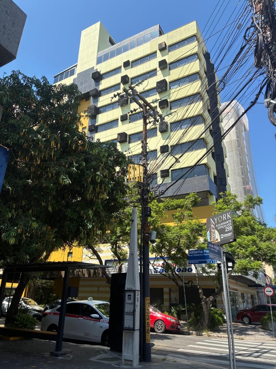 Ótima sala de 24,88 metros quadrados no Menino Deus