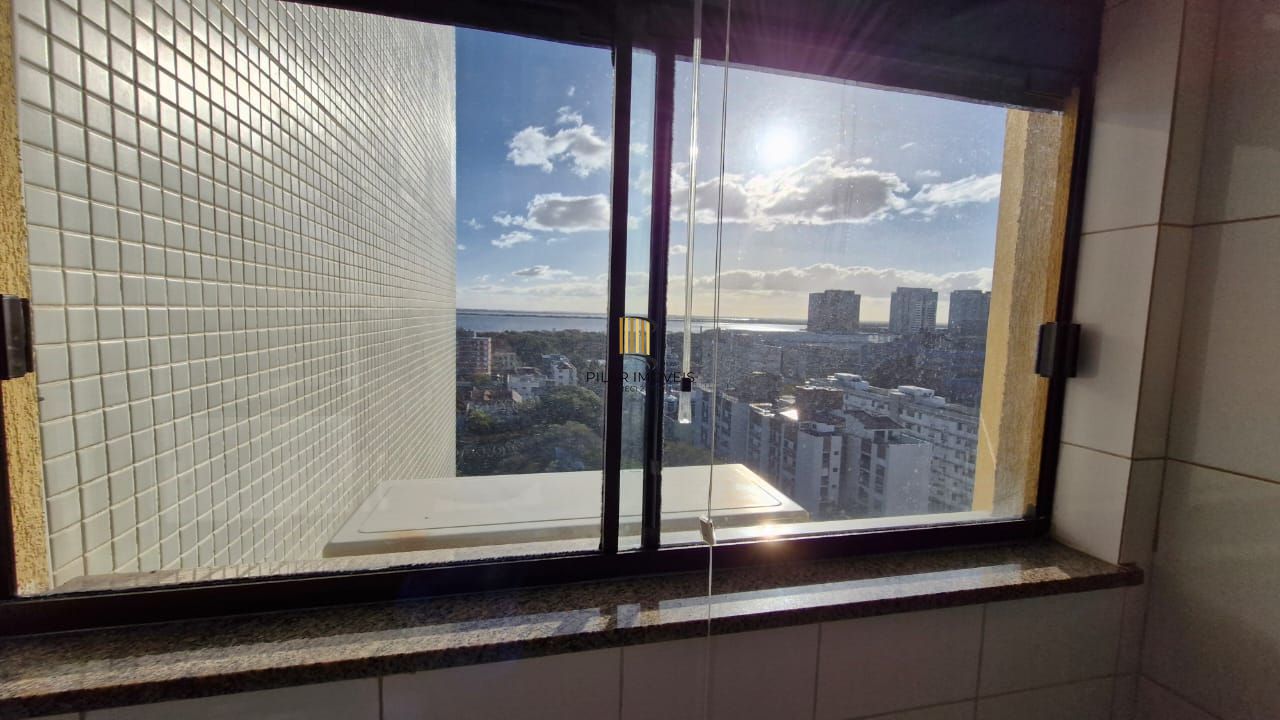 Apartamento impecável de frente no Menino Deus, 103,00 m² de área útil, 2 dormitórios, varanda integrada com churrasqueira, 2 garagens