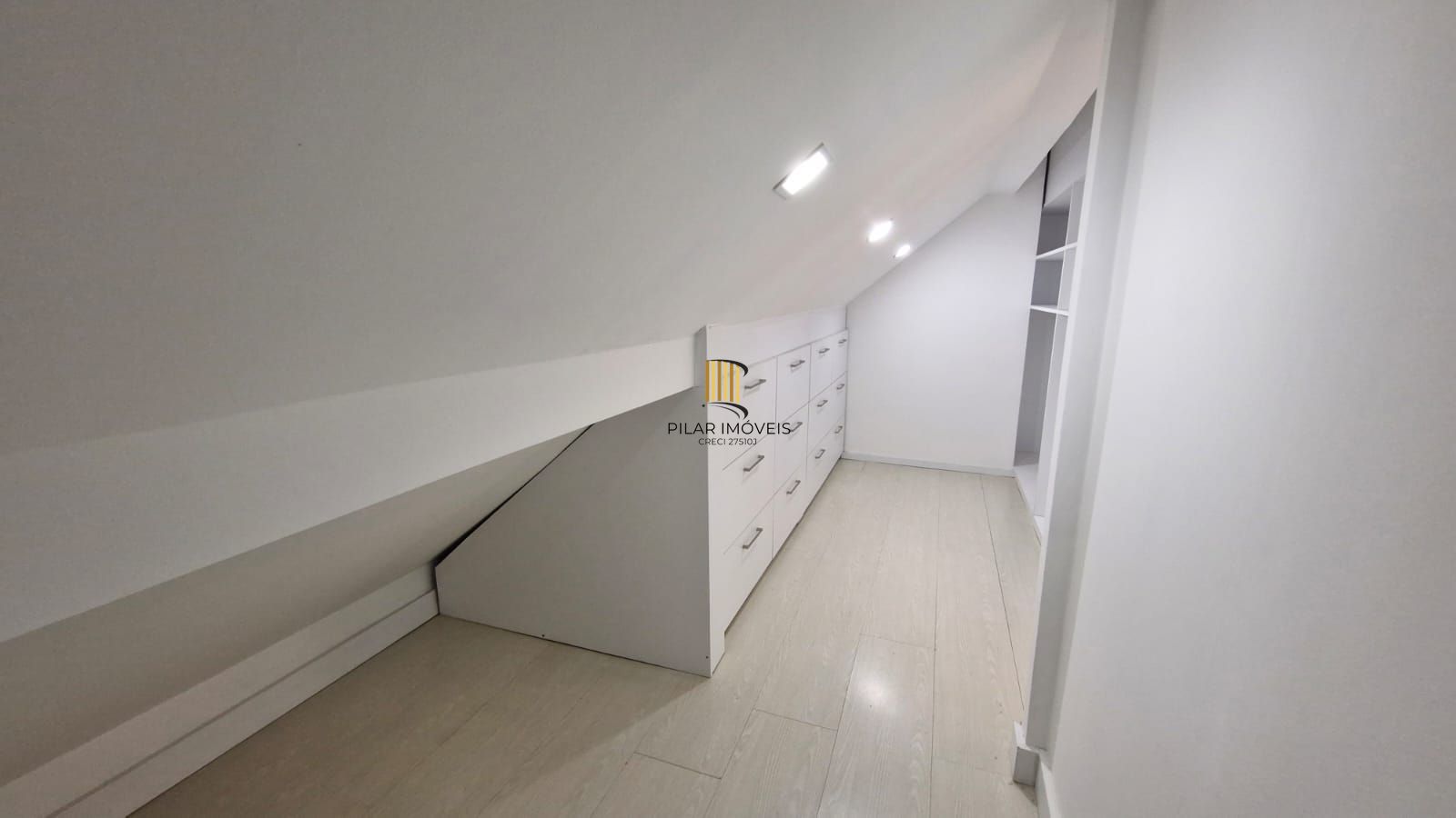 Casa em Condomínio fechado, 5 dormitórios sendo 2 suítes, 5 banheiros, 203 m² de área privativa, 2 garagem cobertas