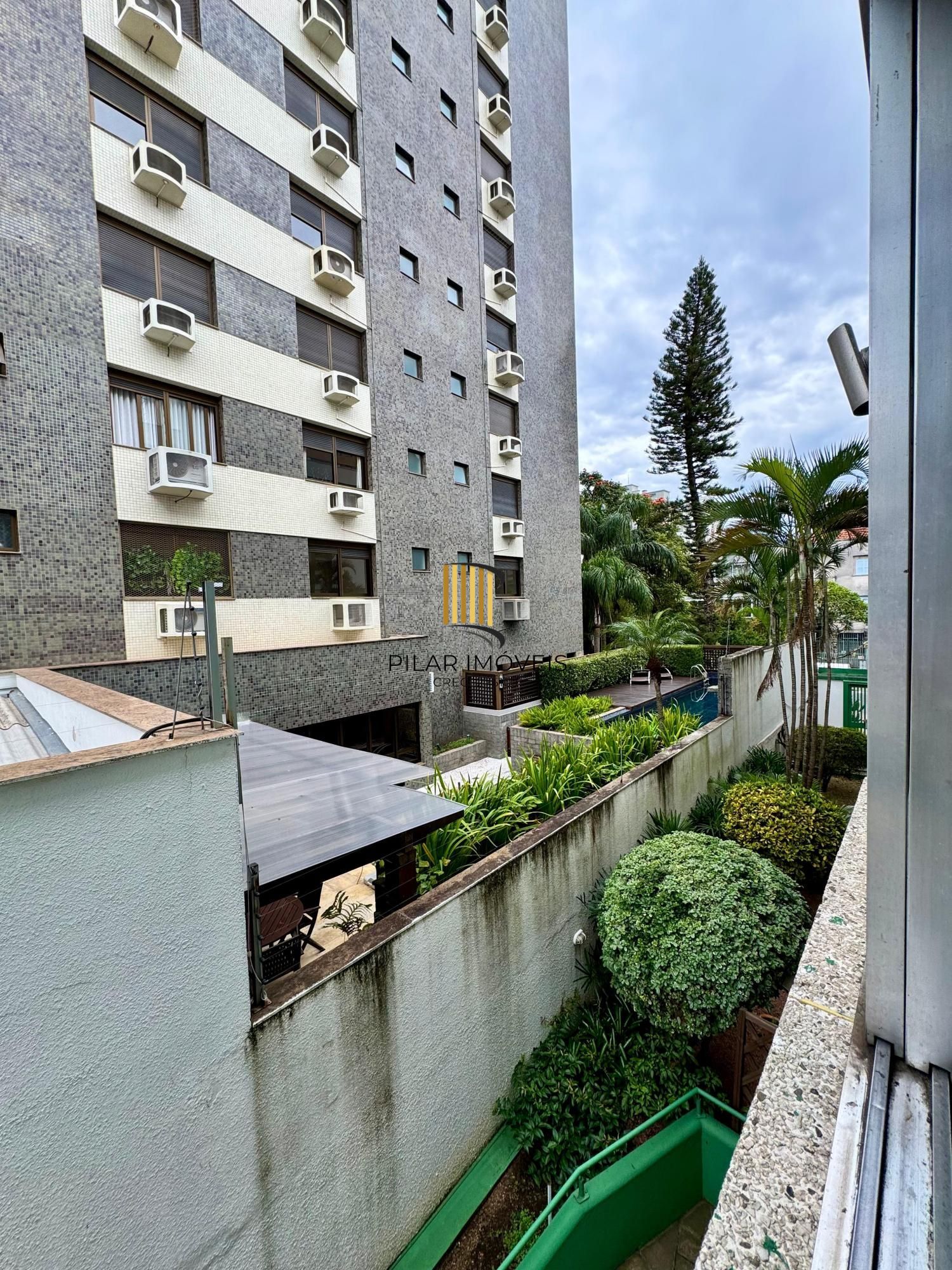 Apartamento semimobiliado em excelentes condições.