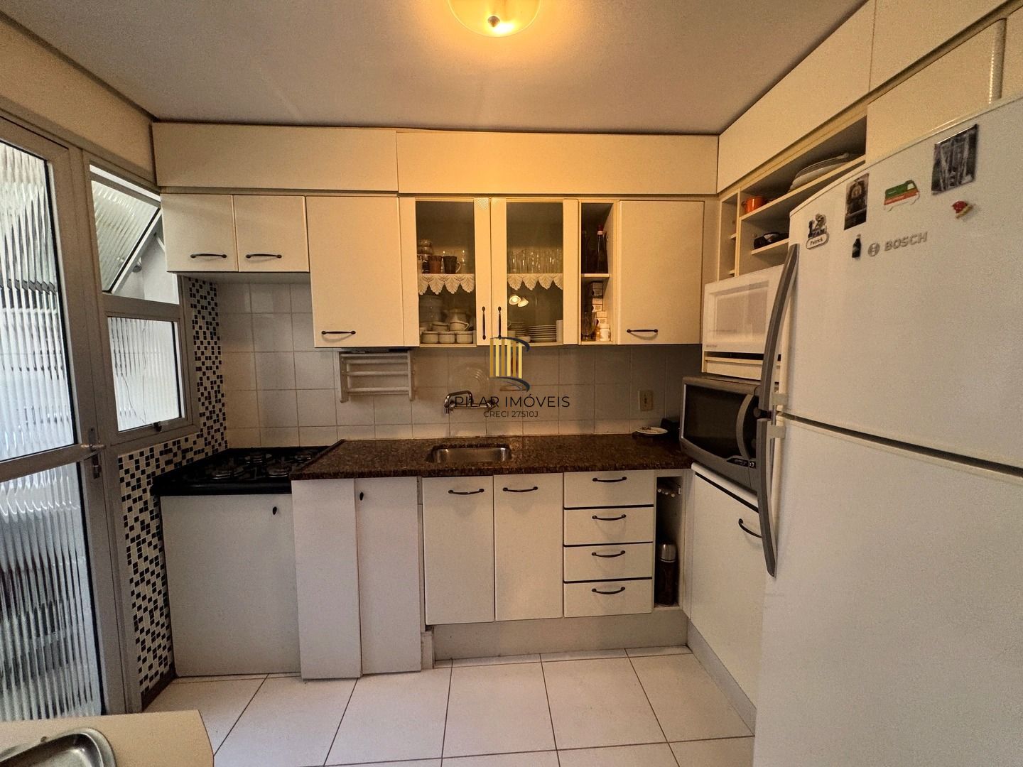 Apartamento dois dormitórios ( uma suíte) garagem/depósito Bairro Menino Deus