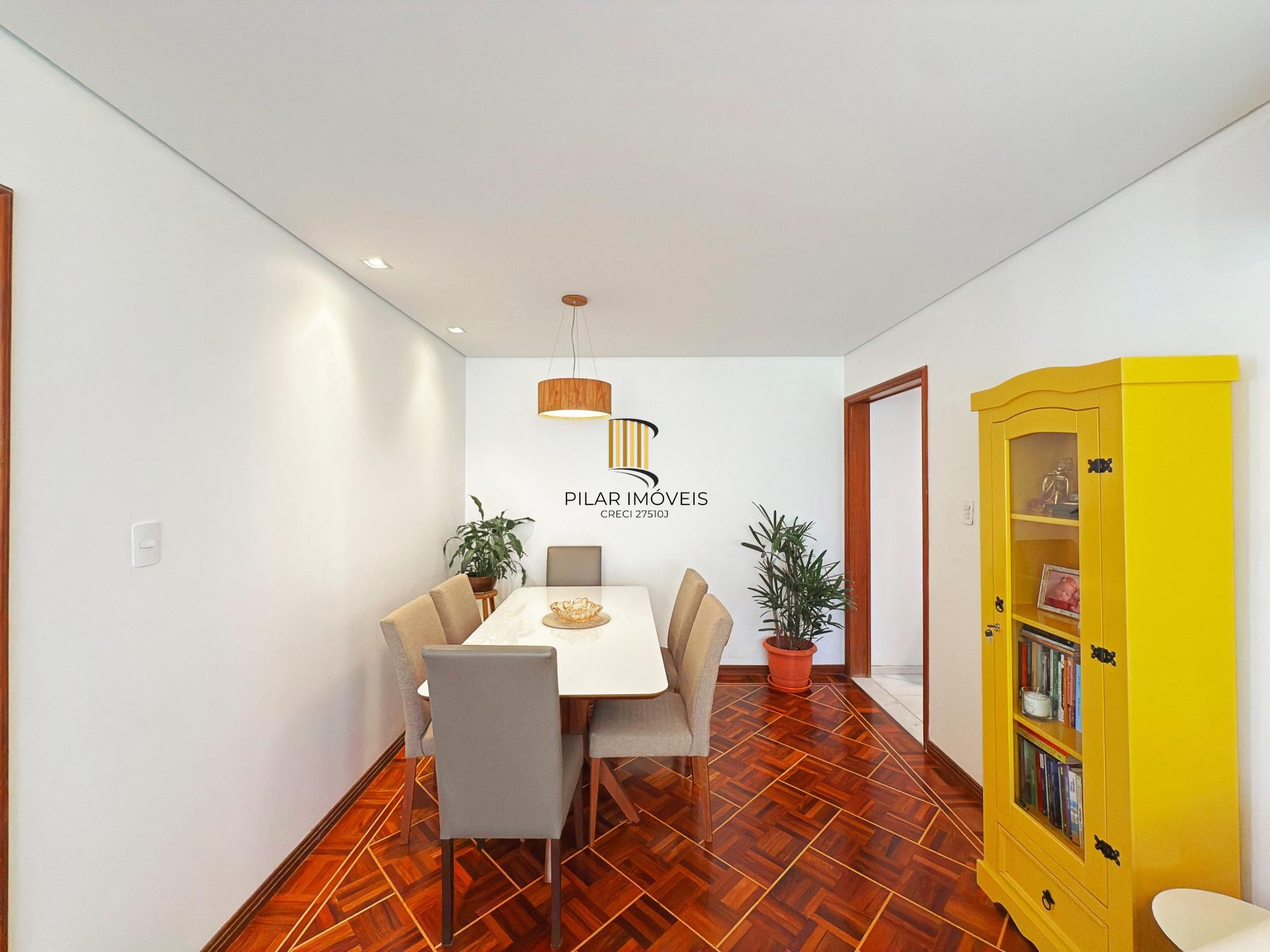 Apto 82m² 3 quartos, sendo um de empregada com suíte, prédio com elevador e vaga de garagem.
