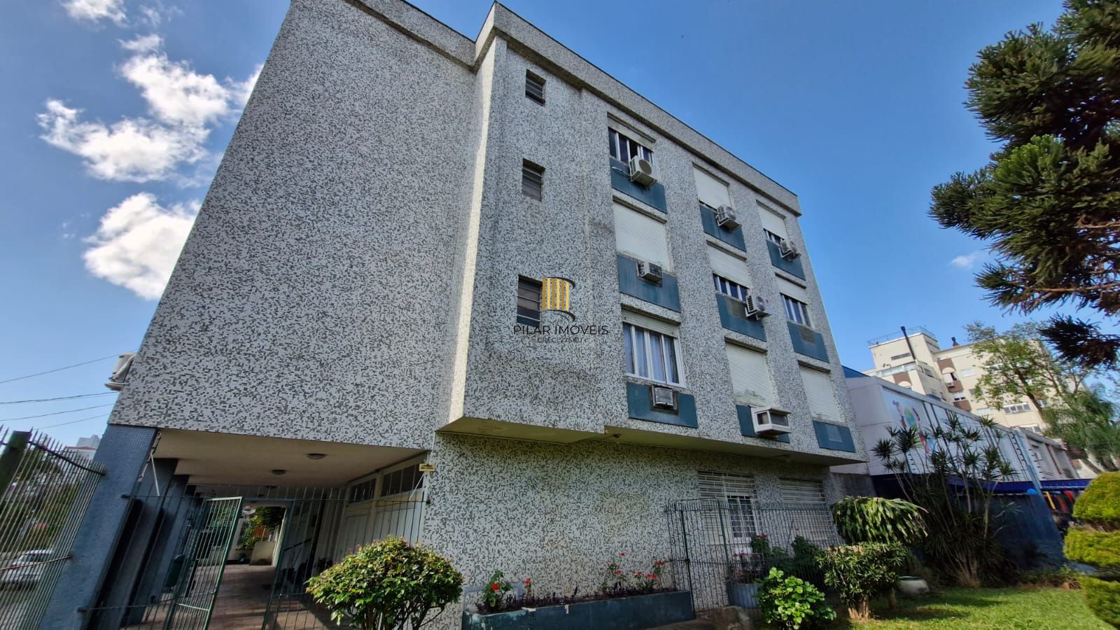 Apartamento no Menino Deus com 2 dormitórios e dependência de empregada com banheiro