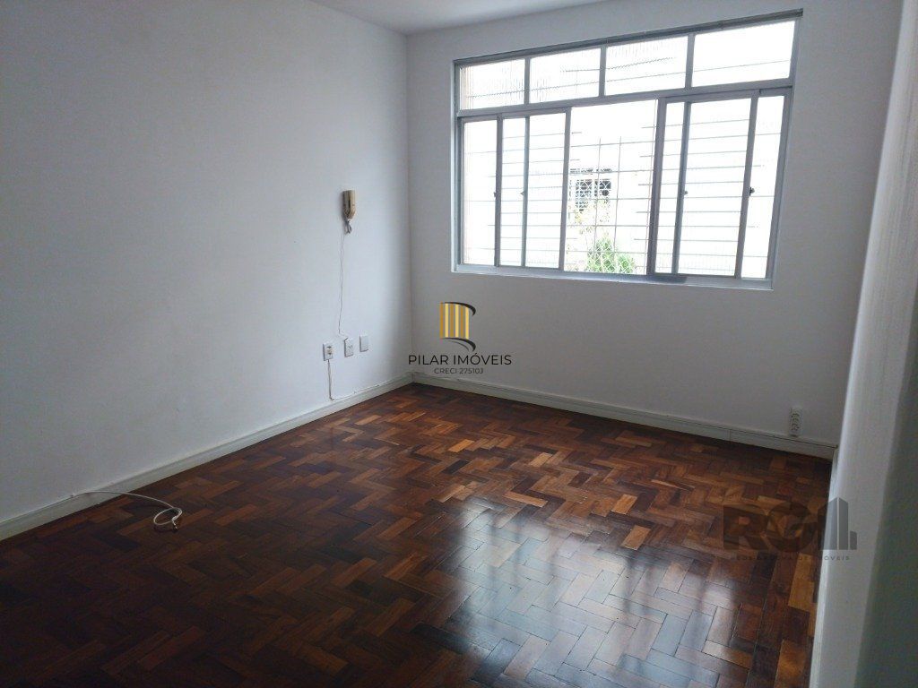 2 dormitórios, térreo com pátio.