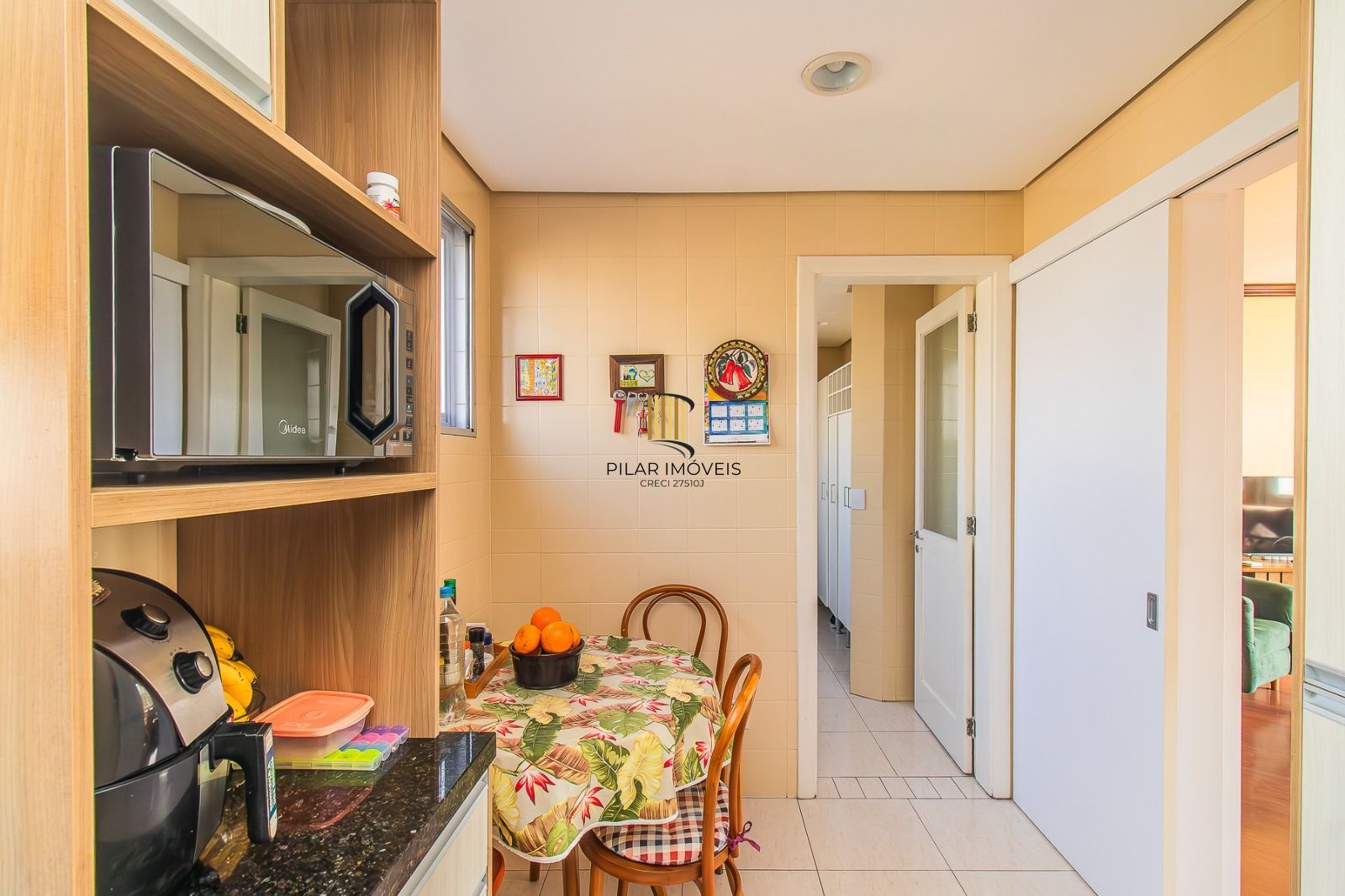 Apartamento panorâmico com três dormitórios, garagem