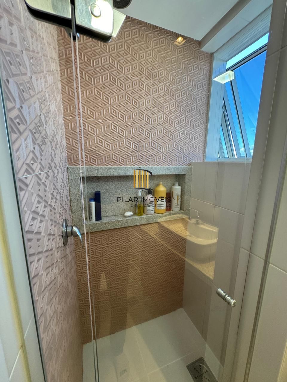 Apartamento de 2 dormitórios no Menino Deus, com vaga dupla coberta 75,81m² de área privativa.