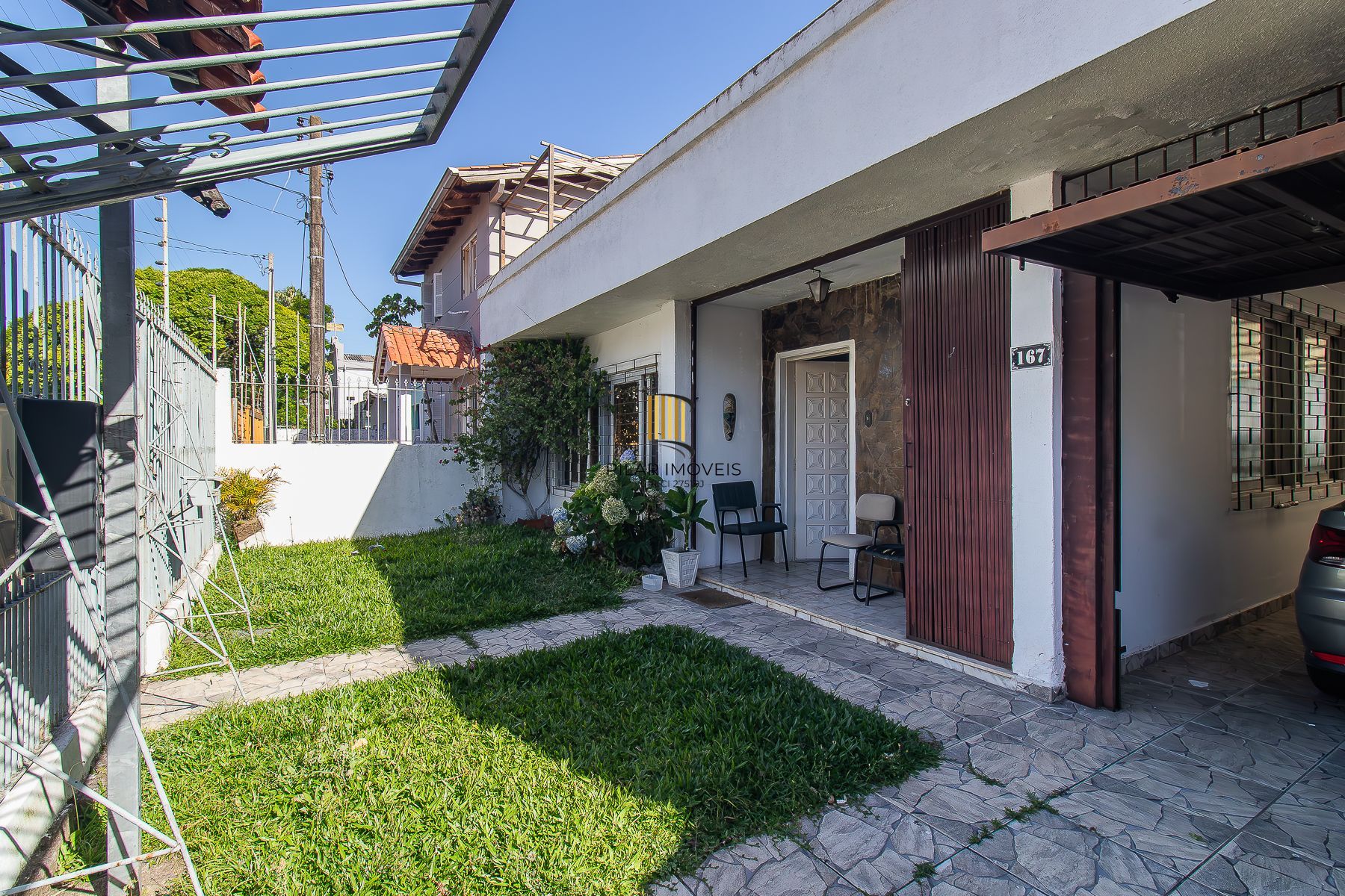 Casa 3 dormitórios, 5 vagas.