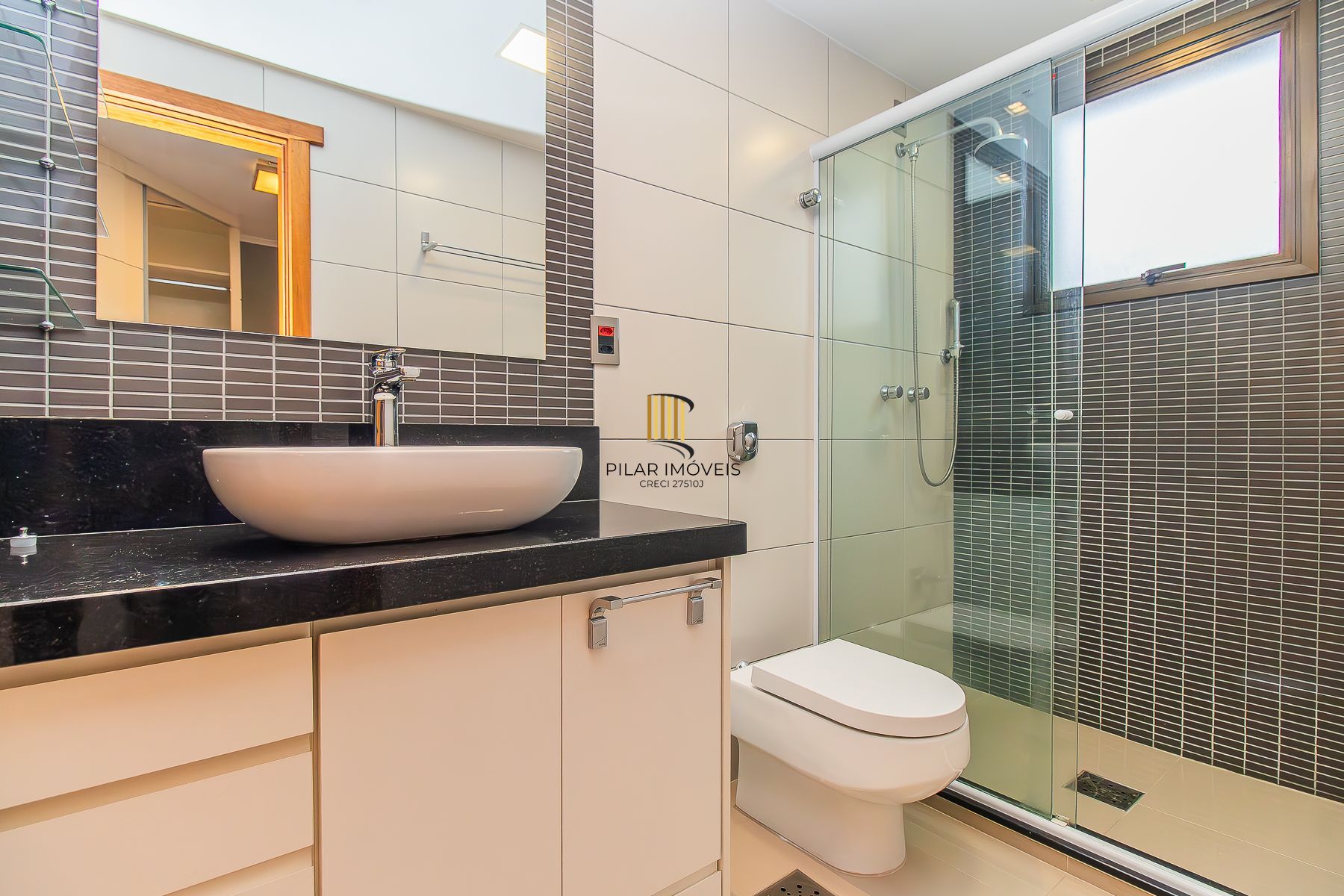 Apartamento semi mobiliado, impecável, com 126m² privativo.