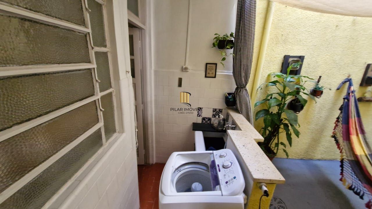 Apartamento no Menino Deus com 2 dormitórios e dependência de empregada com banheiro