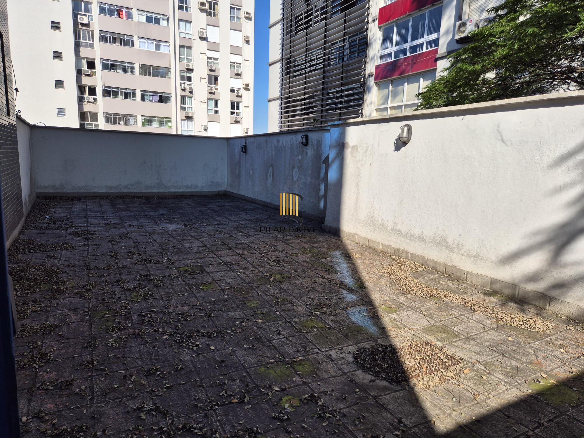 Sala comercial com amplo terraço