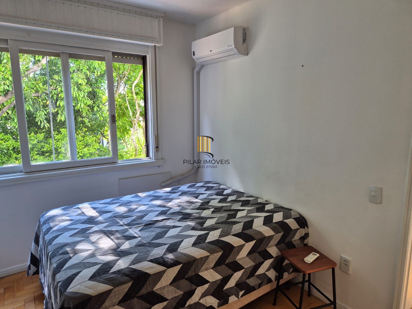 1 Dormitório, semi mobiliado com vaga