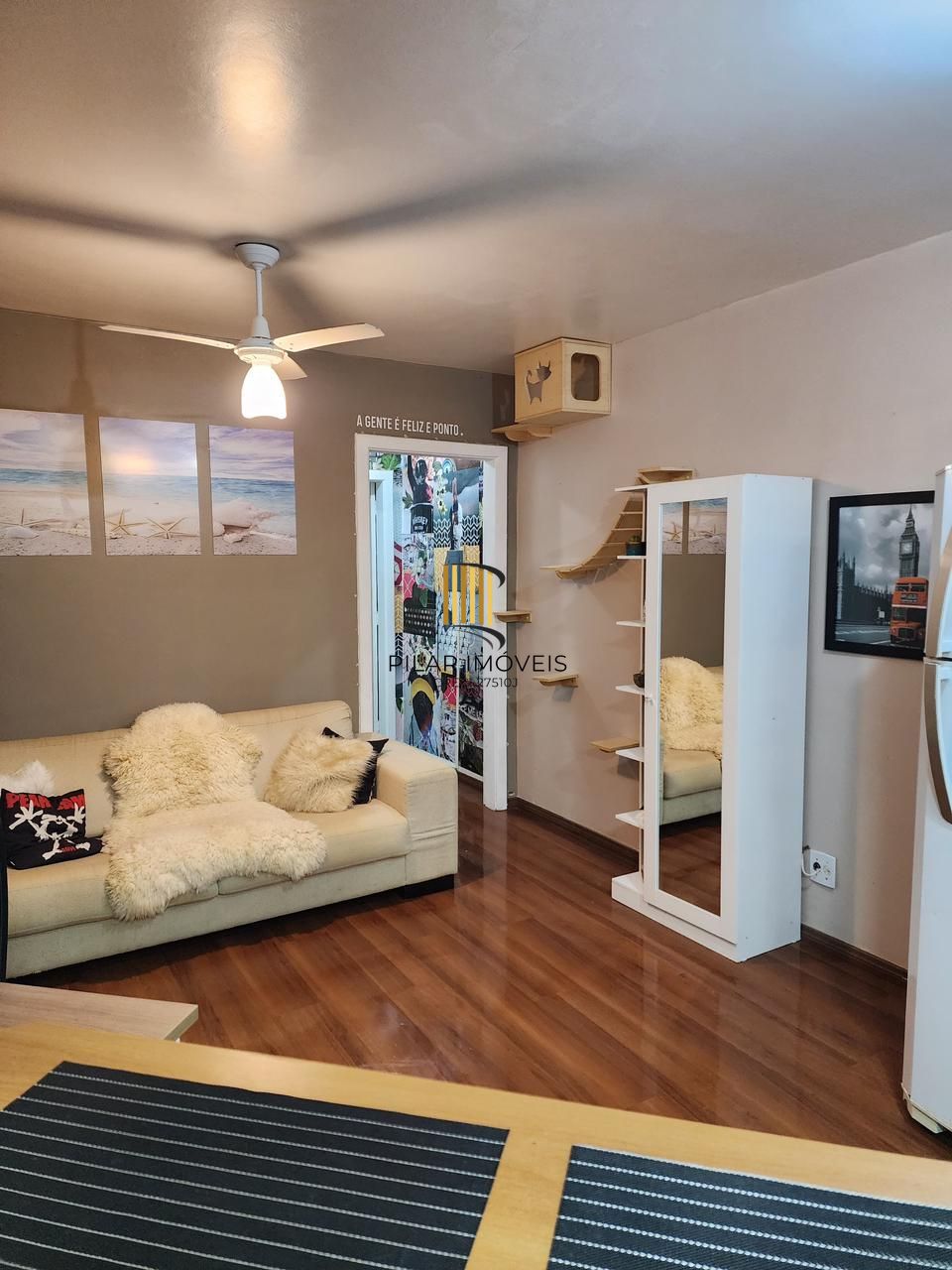 Um dormitório semi mobiliado.