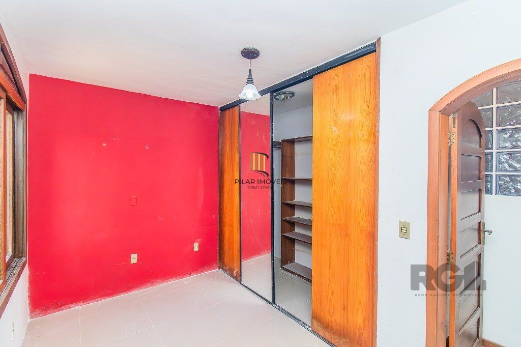 Casa com quatro quartos/dormitórios e muitos ambientes aconchegantes.