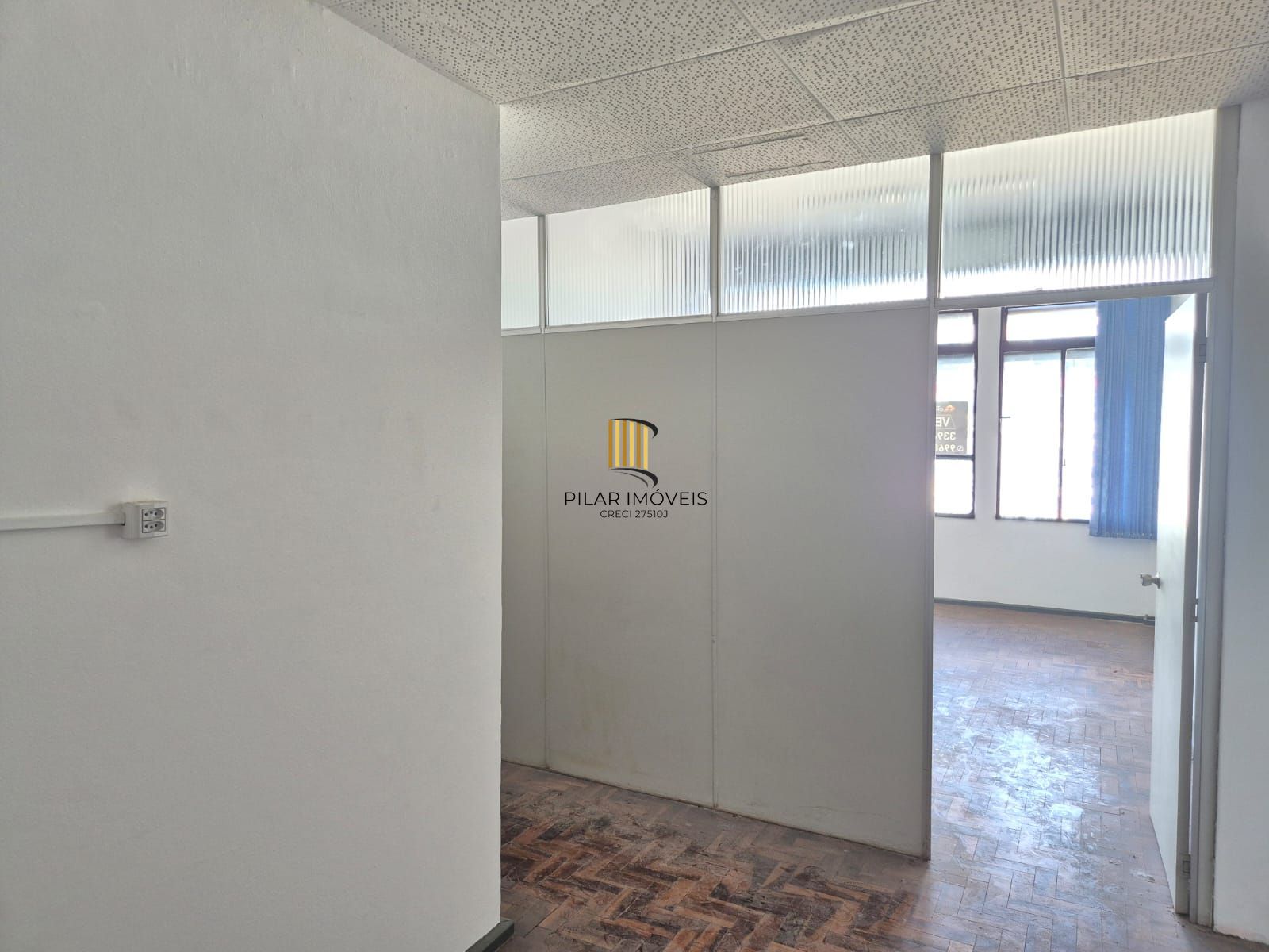 Sala em andar alto, desocupada