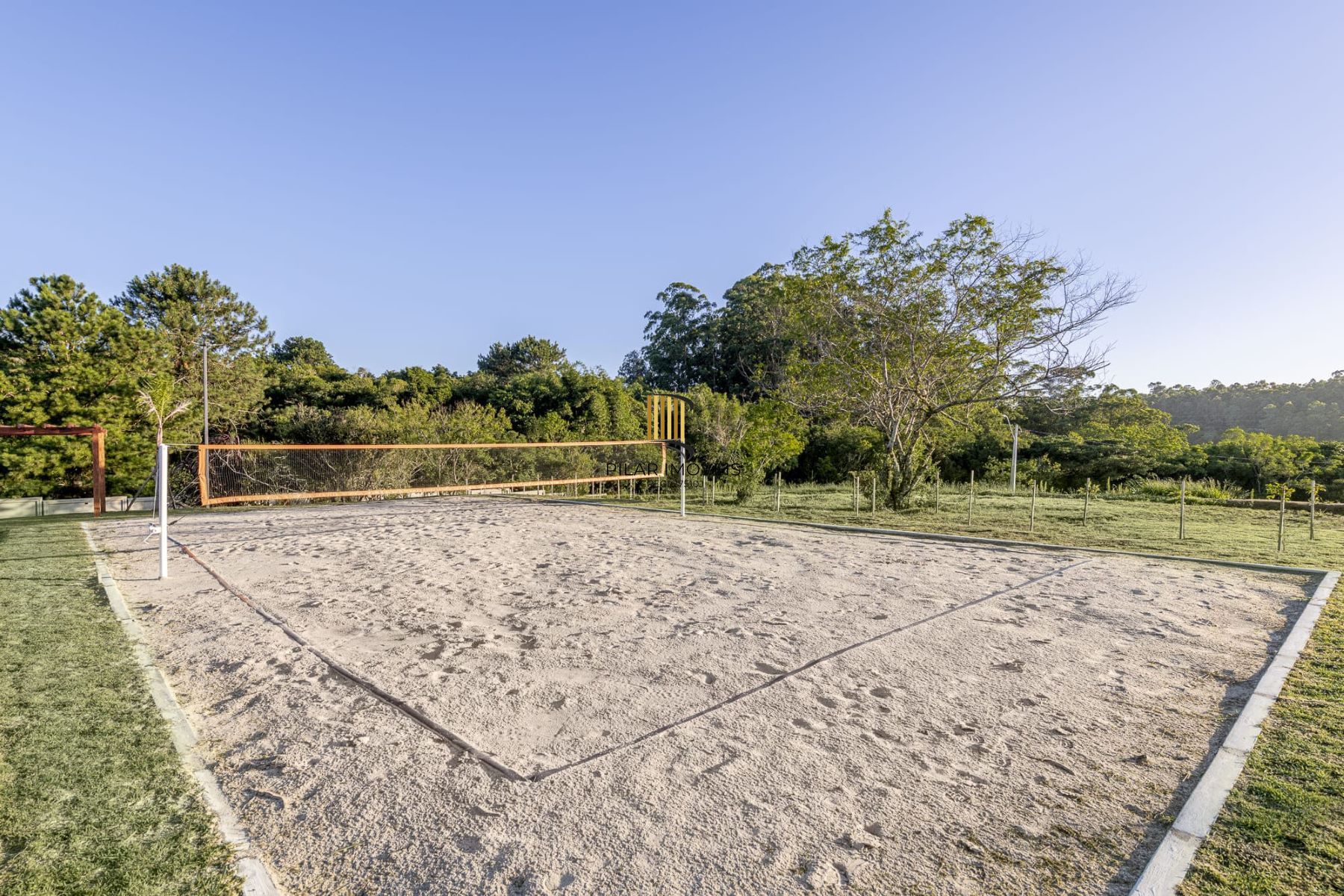 Terreno de esquina no condomínio Green Parque Jardim