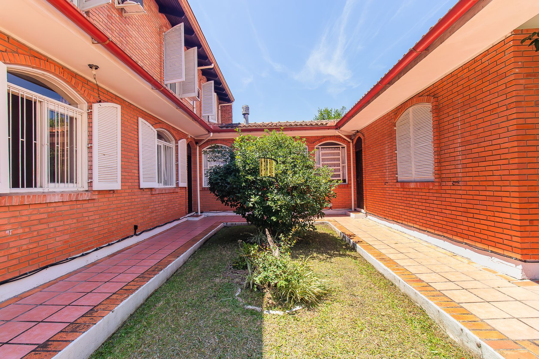 Casa com 5 dormitórios e muito mais