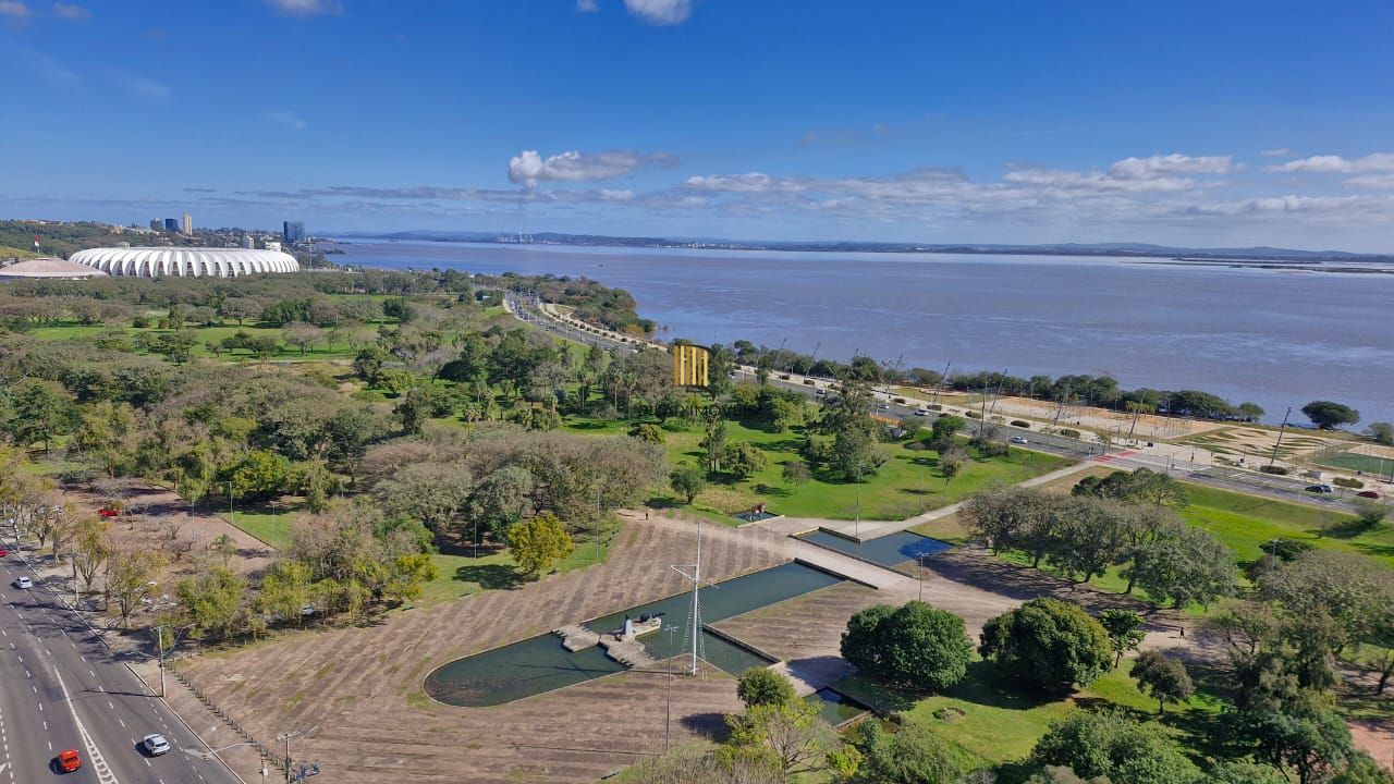 Apartamento de frente para o Guaíba/Parque Marinha do Brasil, com 3 dormitórios, 2 garagens cobertas