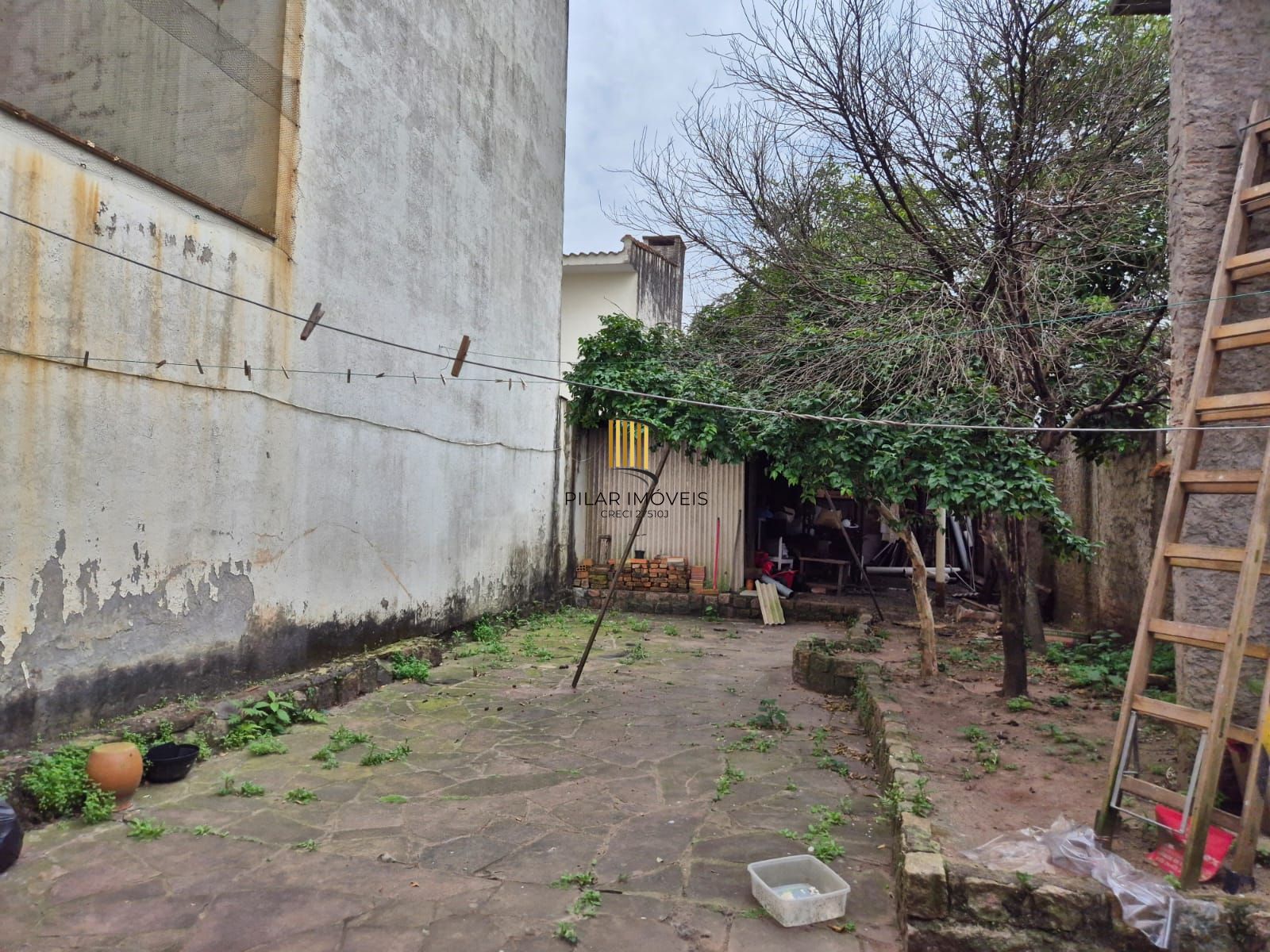 Casa térrea com pátio aos fundos