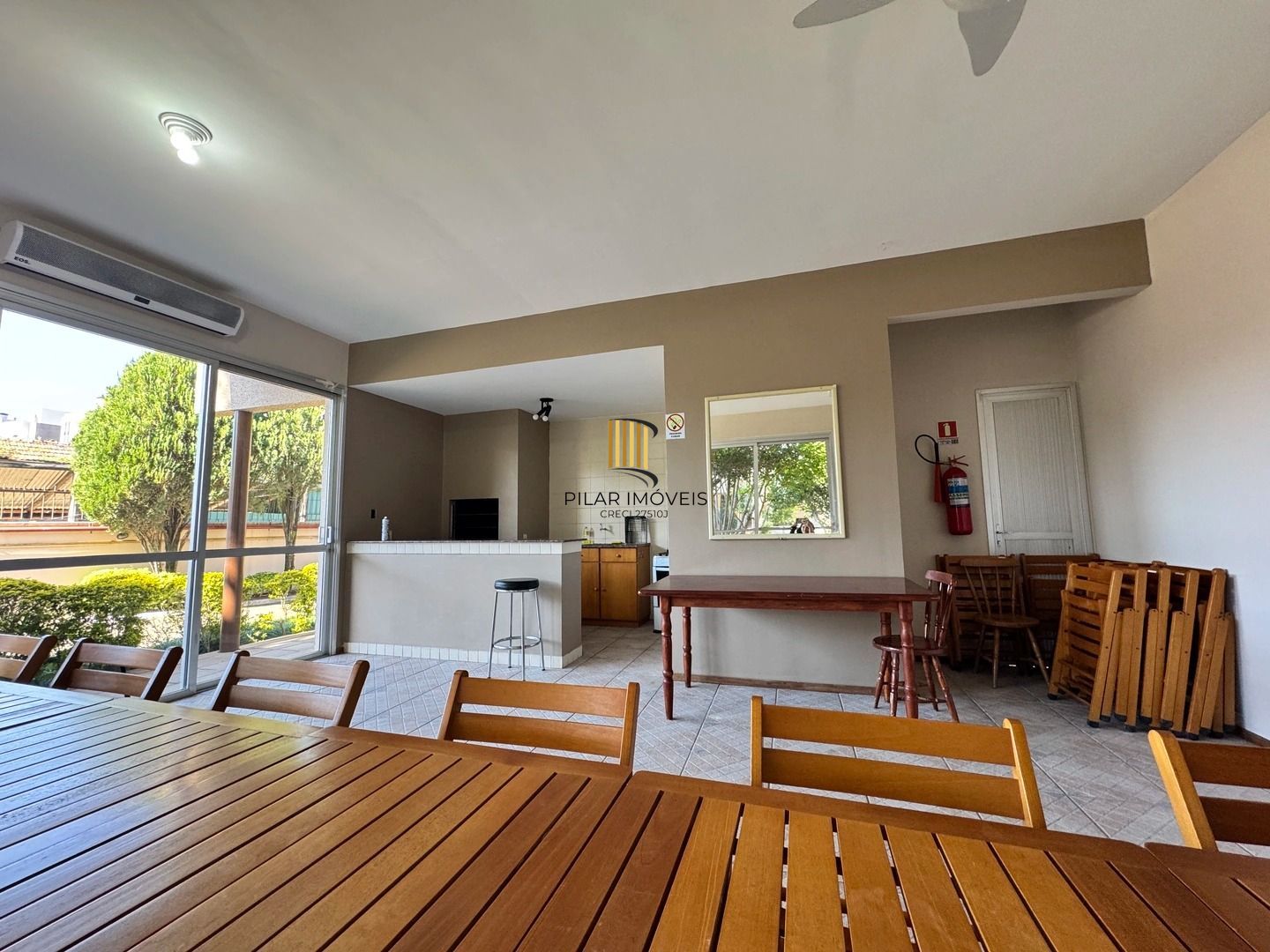 Apartamento dois dormitórios ( uma suíte) garagem/depósito Bairro Menino Deus