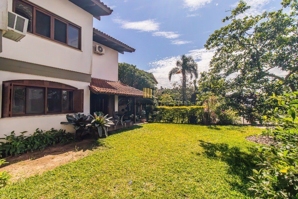Casa com quatro quartos/dormitórios e muitos ambientes aconchegantes.