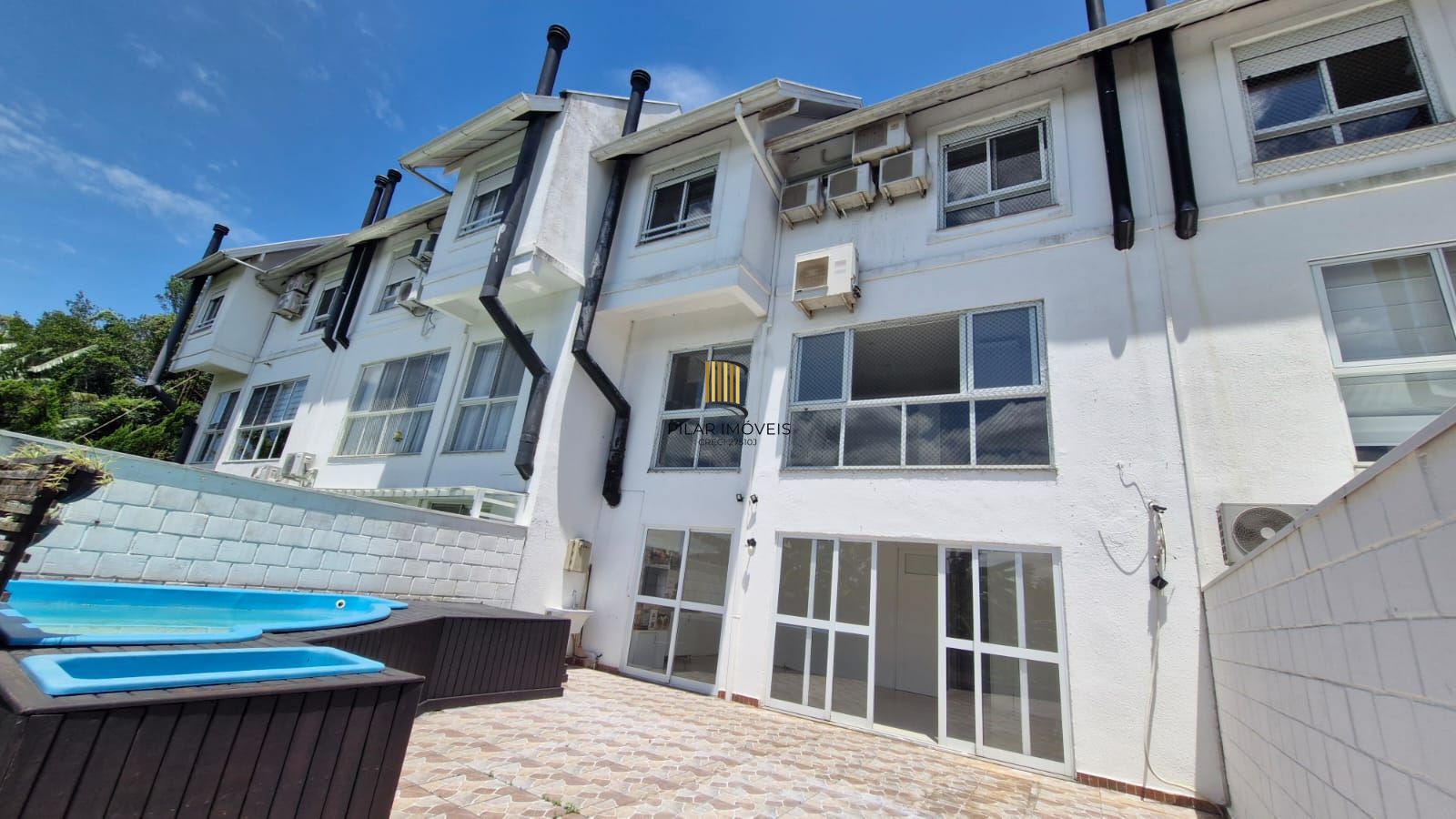 Casa em Condomínio fechado, 5 dormitórios sendo 2 suítes, 5 banheiros, 203 m² de área privativa, 2 garagem cobertas