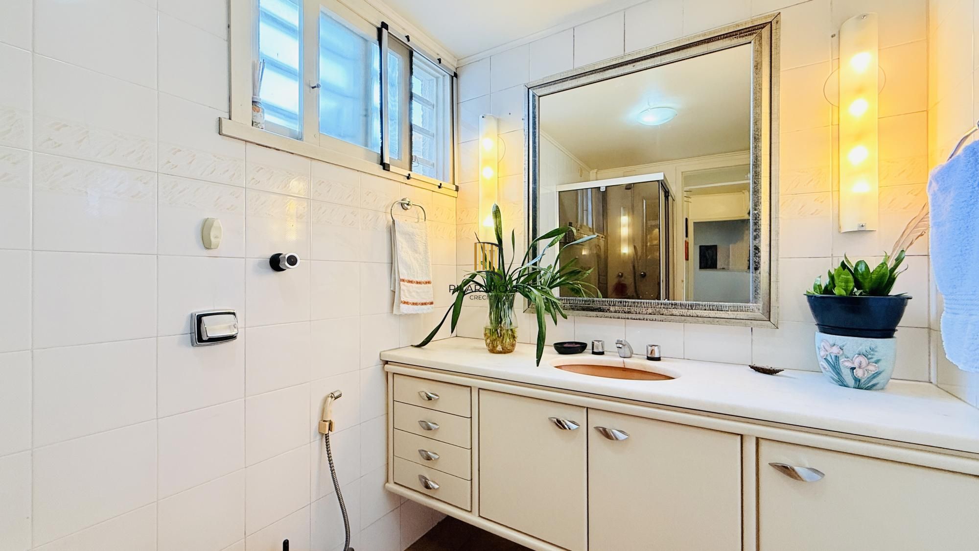 Apartamento com 3 quartos, 1 suíte,  à venda na Avenida Doutor Nilo Peçanha, 1121, Três Figueiras, Porto Alegre