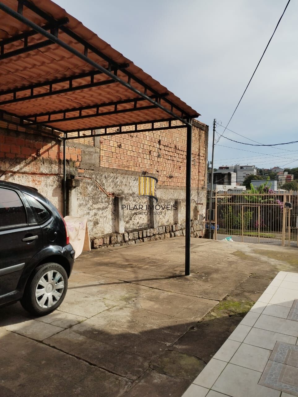 Terreno com duas frentes, três casas  (duas c/dois dormitórios e a outra tipo tipo JK)