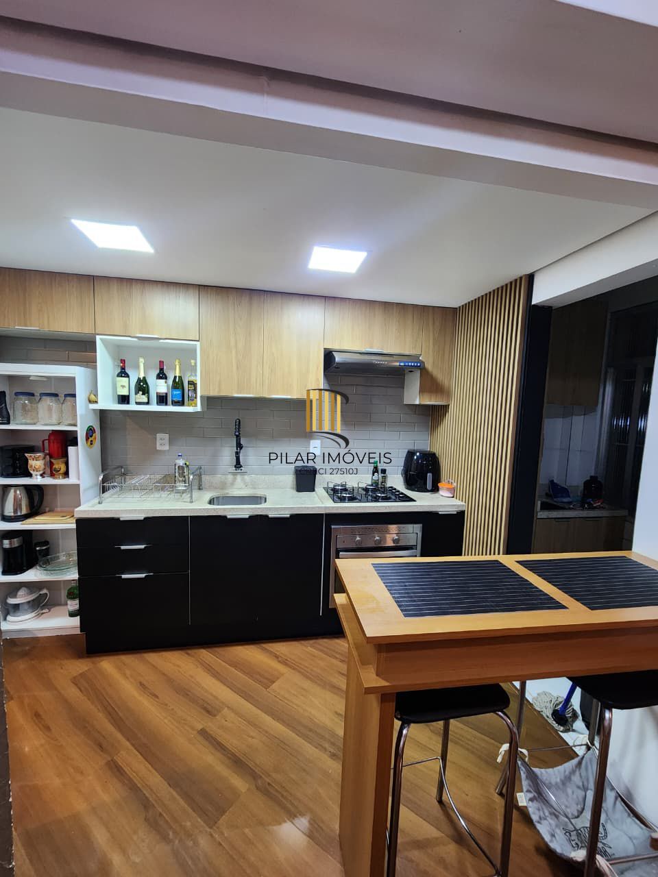 Um dormitório semi mobiliado.