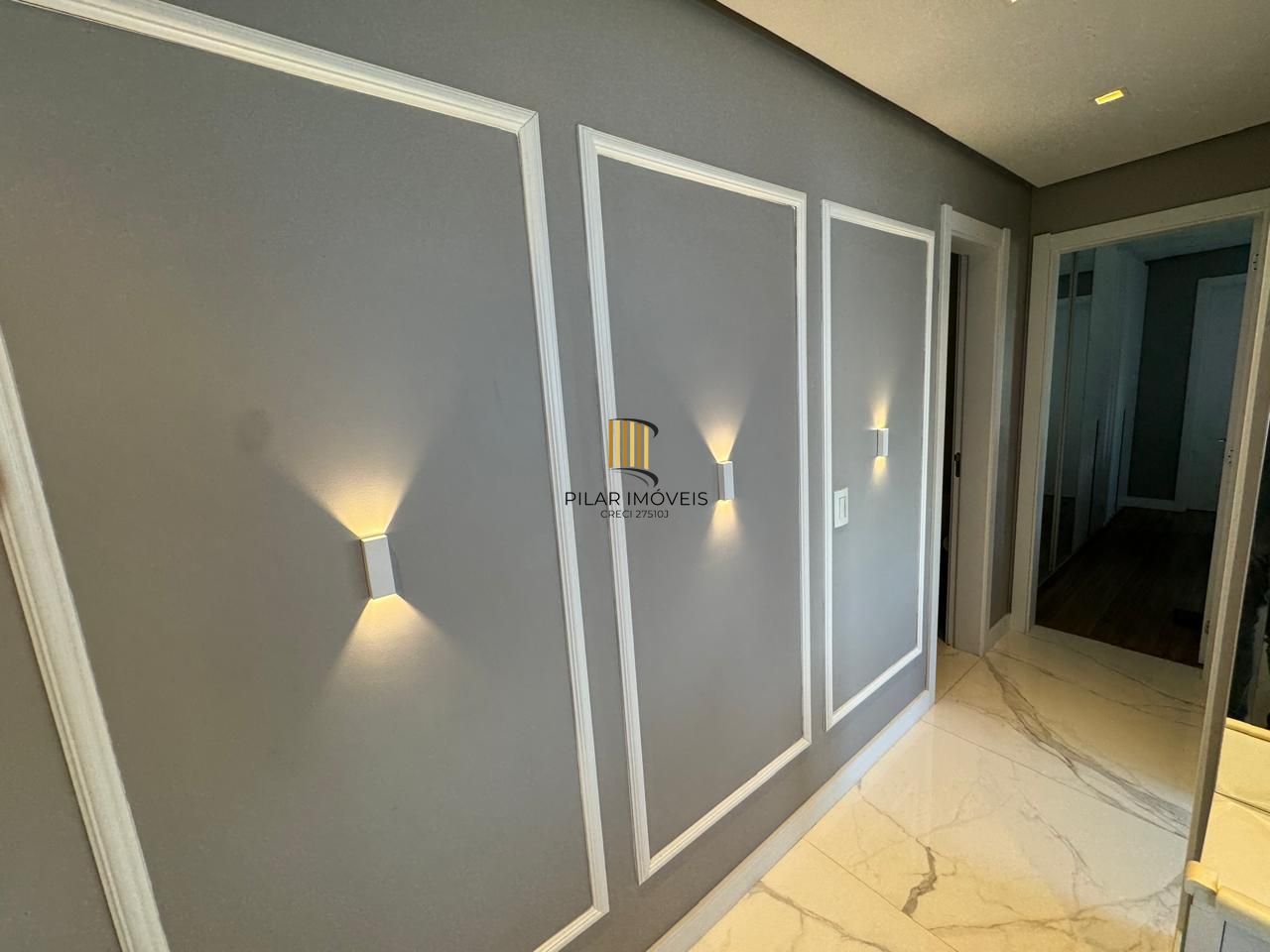 Apartamento de 2 dormitórios no Menino Deus, com vaga dupla coberta 75,81m² de área privativa.