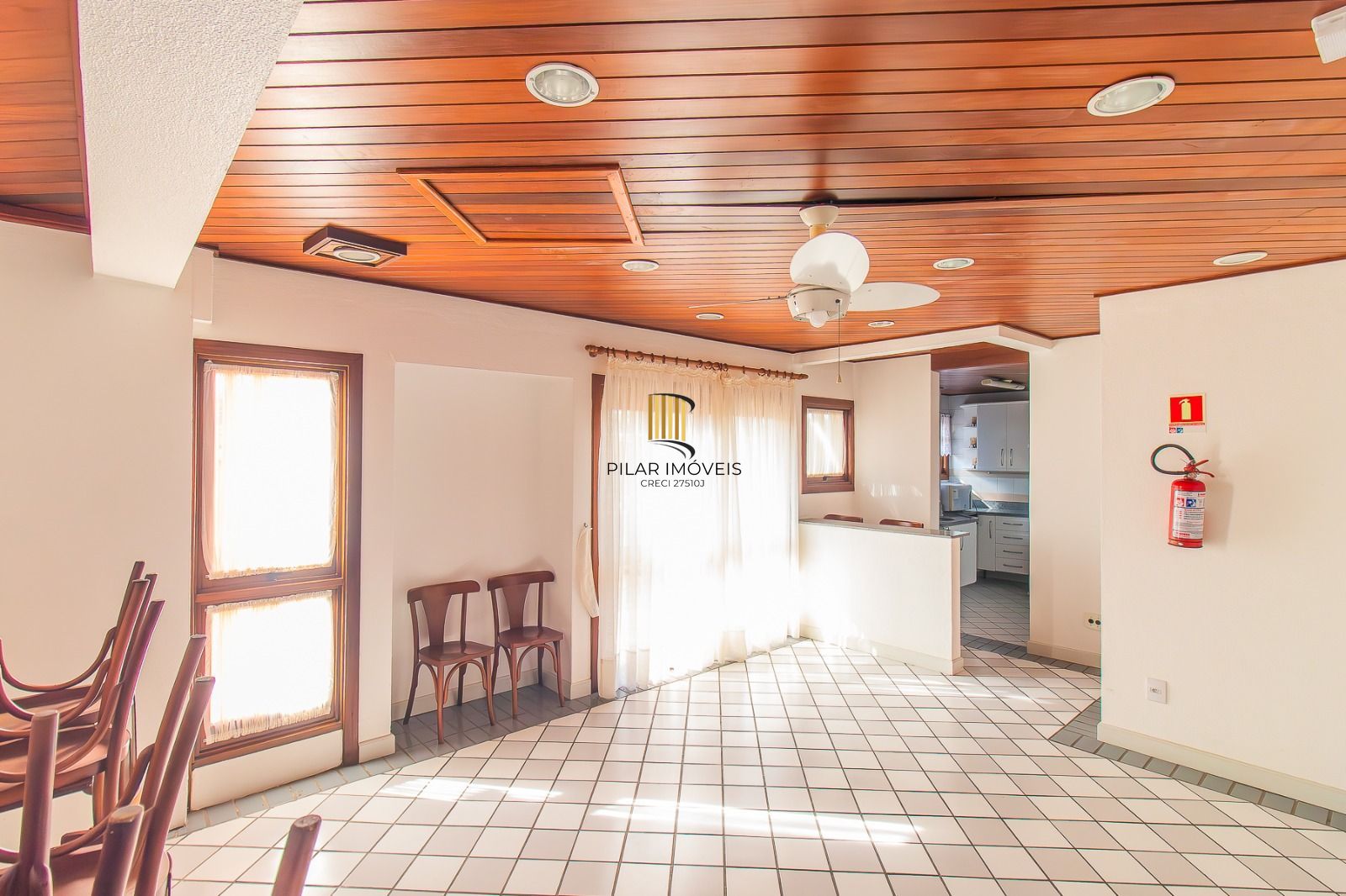 Apartamento panorâmico com três dormitórios, garagem