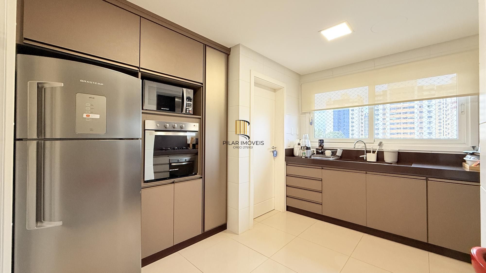 Excelente apartamento amplo com 2 dormitórios, 2 suítes mais dependência de empregada ou gabinete ou 3º dormitório
