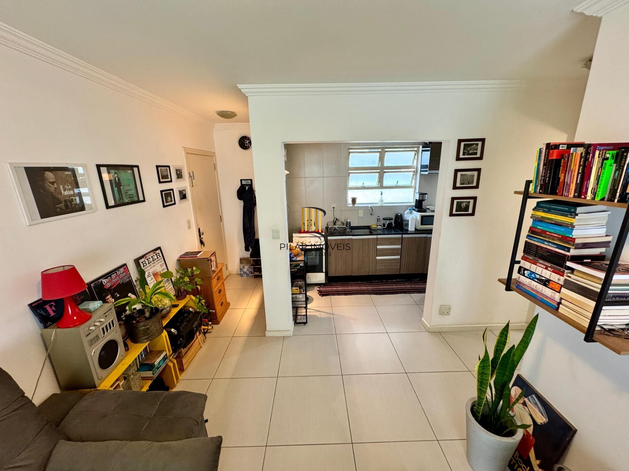 Apartamento semimobiliado em excelentes condições.