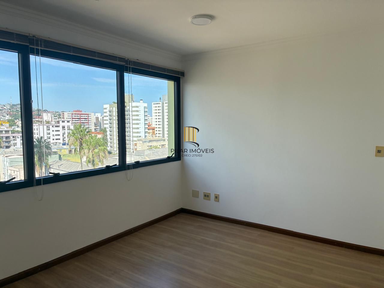 Ótima sala de 24,88 metros quadrados no Menino Deus