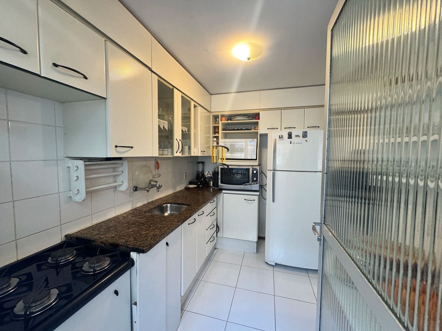 Apartamento dois dormitórios ( uma suíte) garagem/depósito Bairro Menino Deus