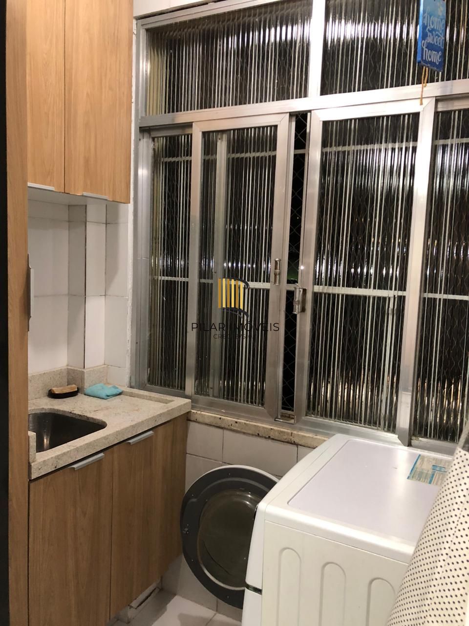 Um dormitório semi mobiliado.