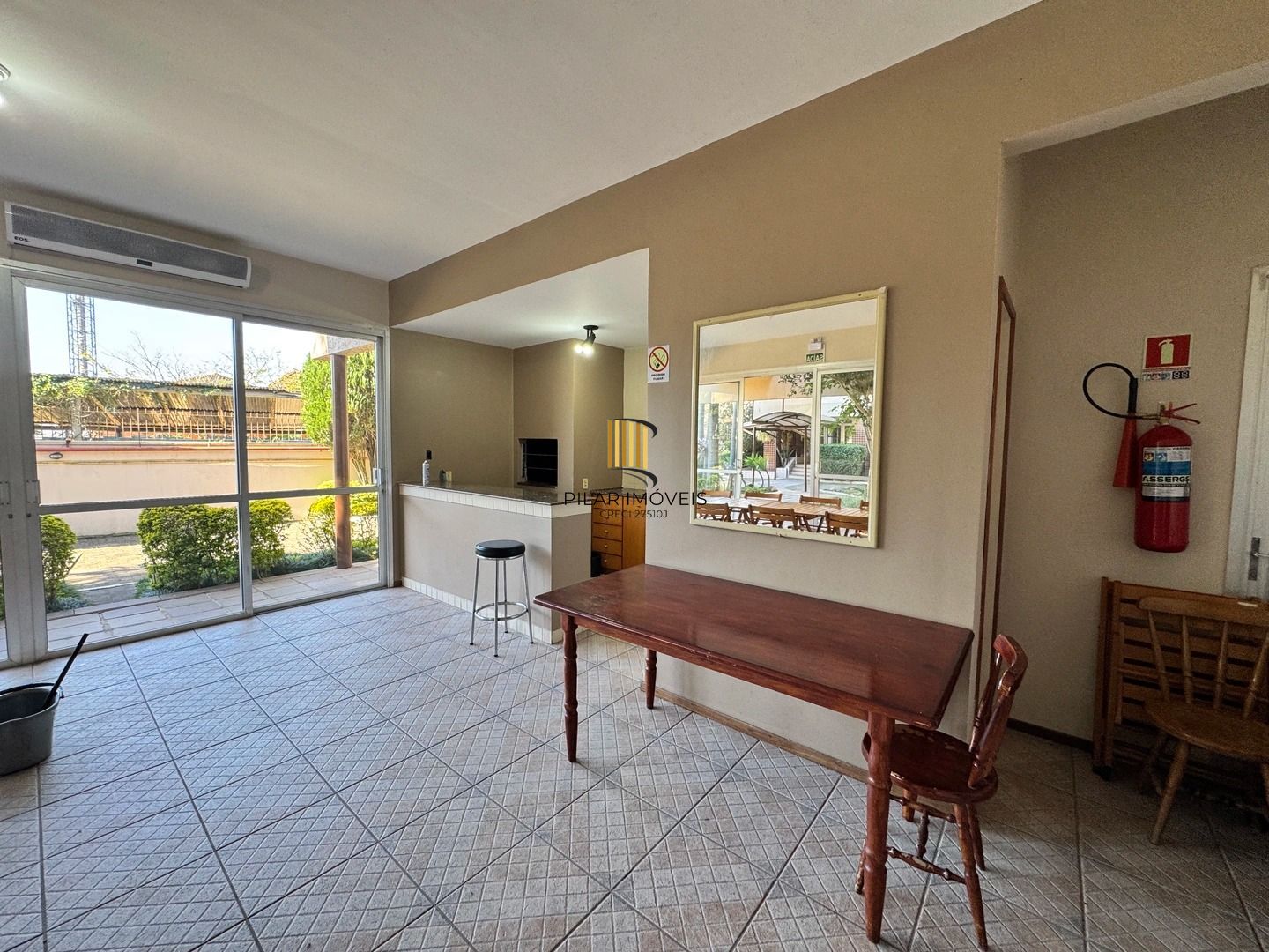 Apartamento dois dormitórios ( uma suíte) garagem/depósito Bairro Menino Deus