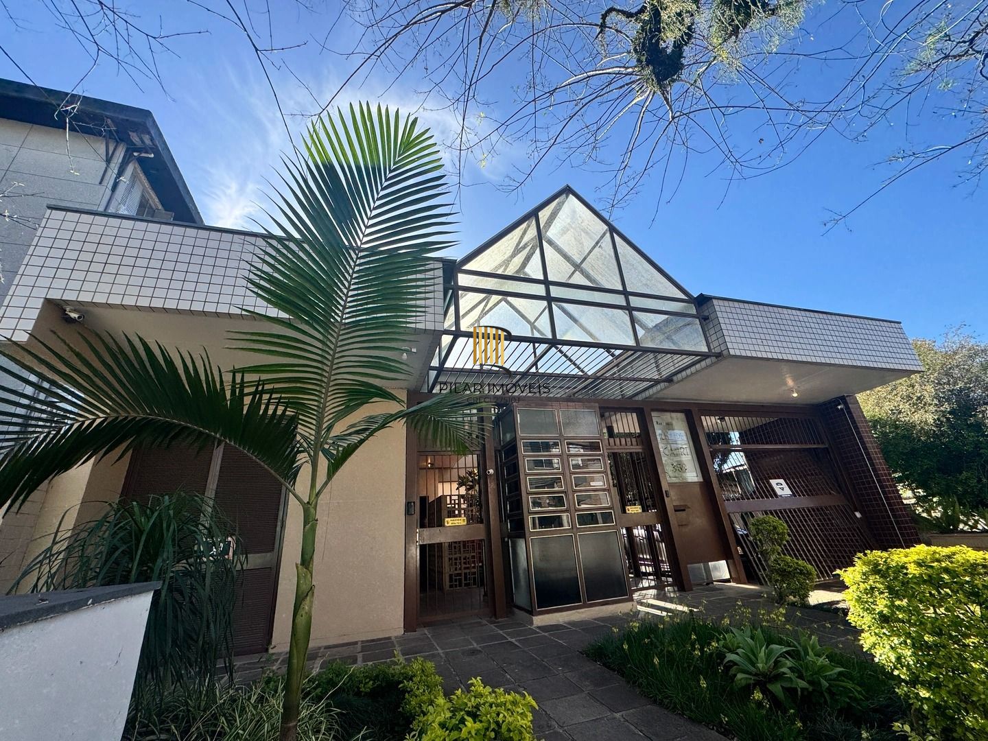 Apartamento dois dormitórios ( uma suíte) garagem/depósito Bairro Menino Deus