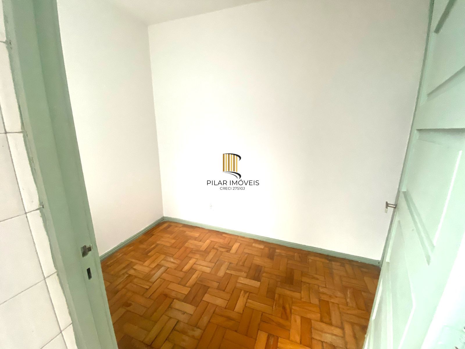 Apartamento 2 dormitórios com vaga de garagem, bairro Menino Deus