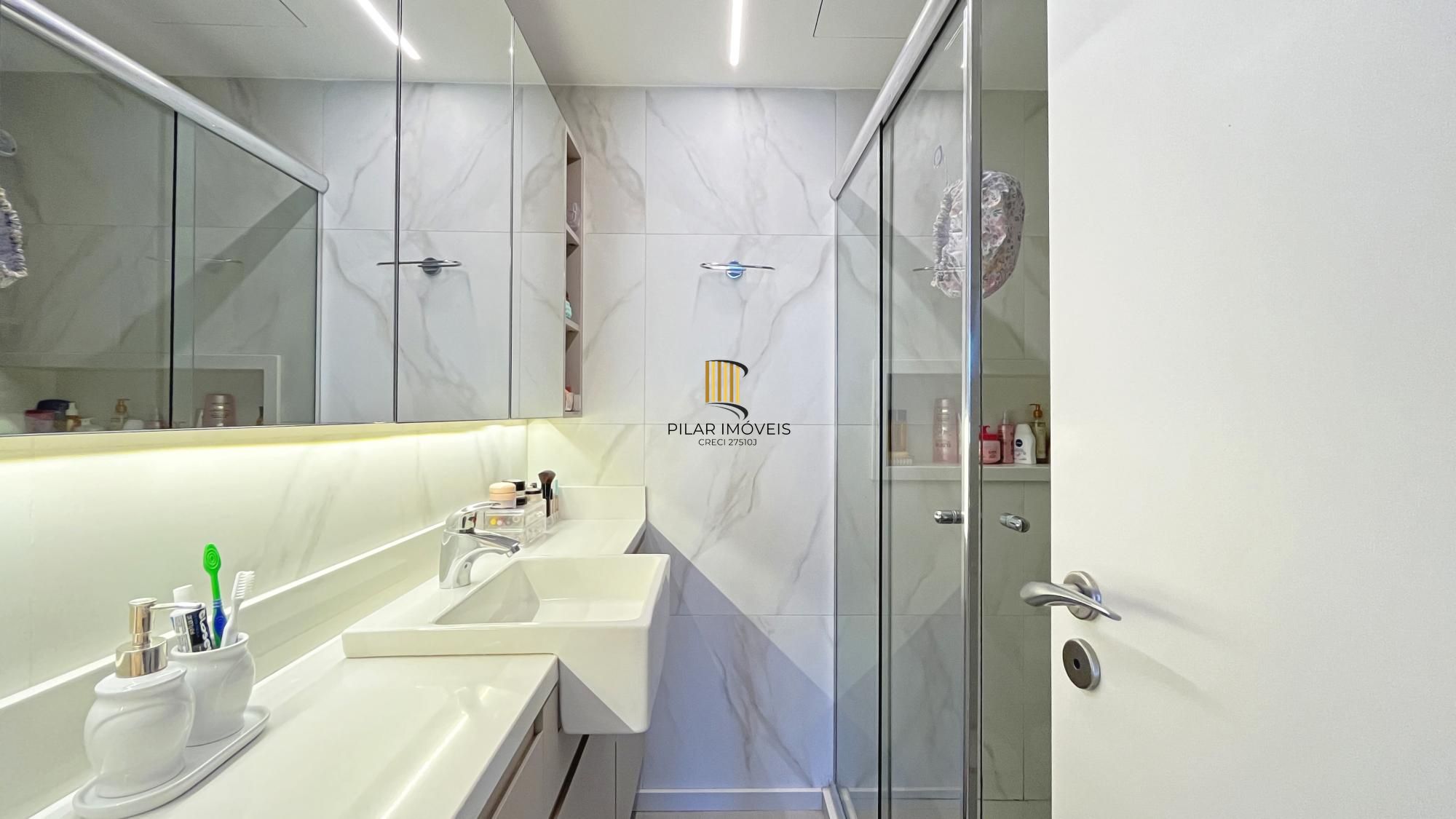 Duplex, mobiliado, andar alto de 2 dormitórios; 2 vagas