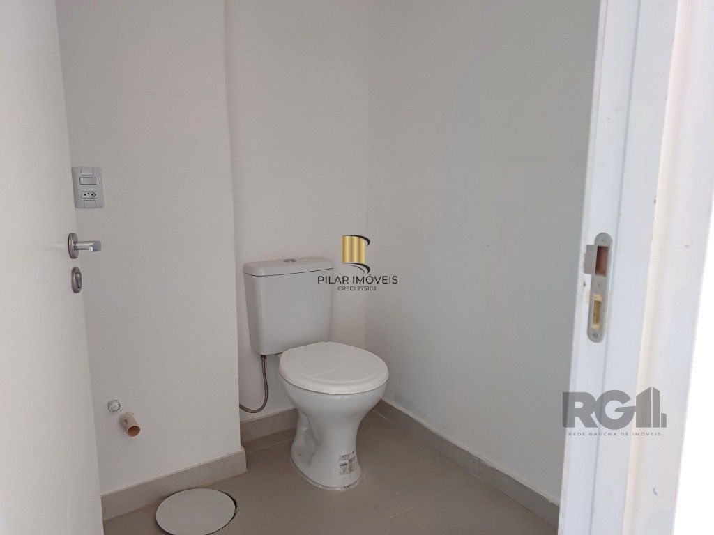 Sala reformada, andar alto.