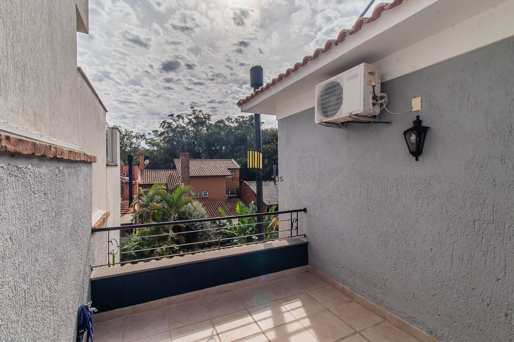 CASA DE 4 DORMITÓRIOS EM CONDOMÍNIO - 320 m² - 4 VAGAS DE GARAGEM