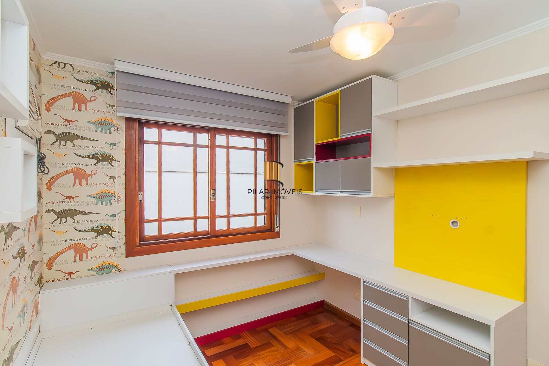 Apartamento semi mobiliado, impecável, com 126m² privativo.