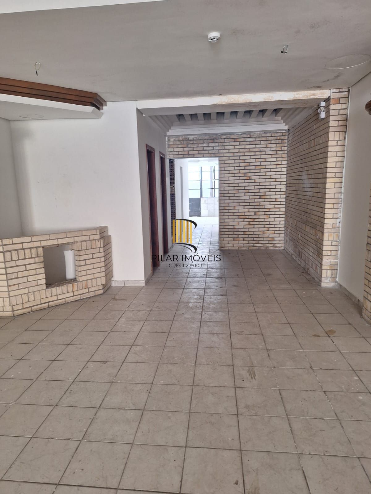 Prédio comercial com 3 andares