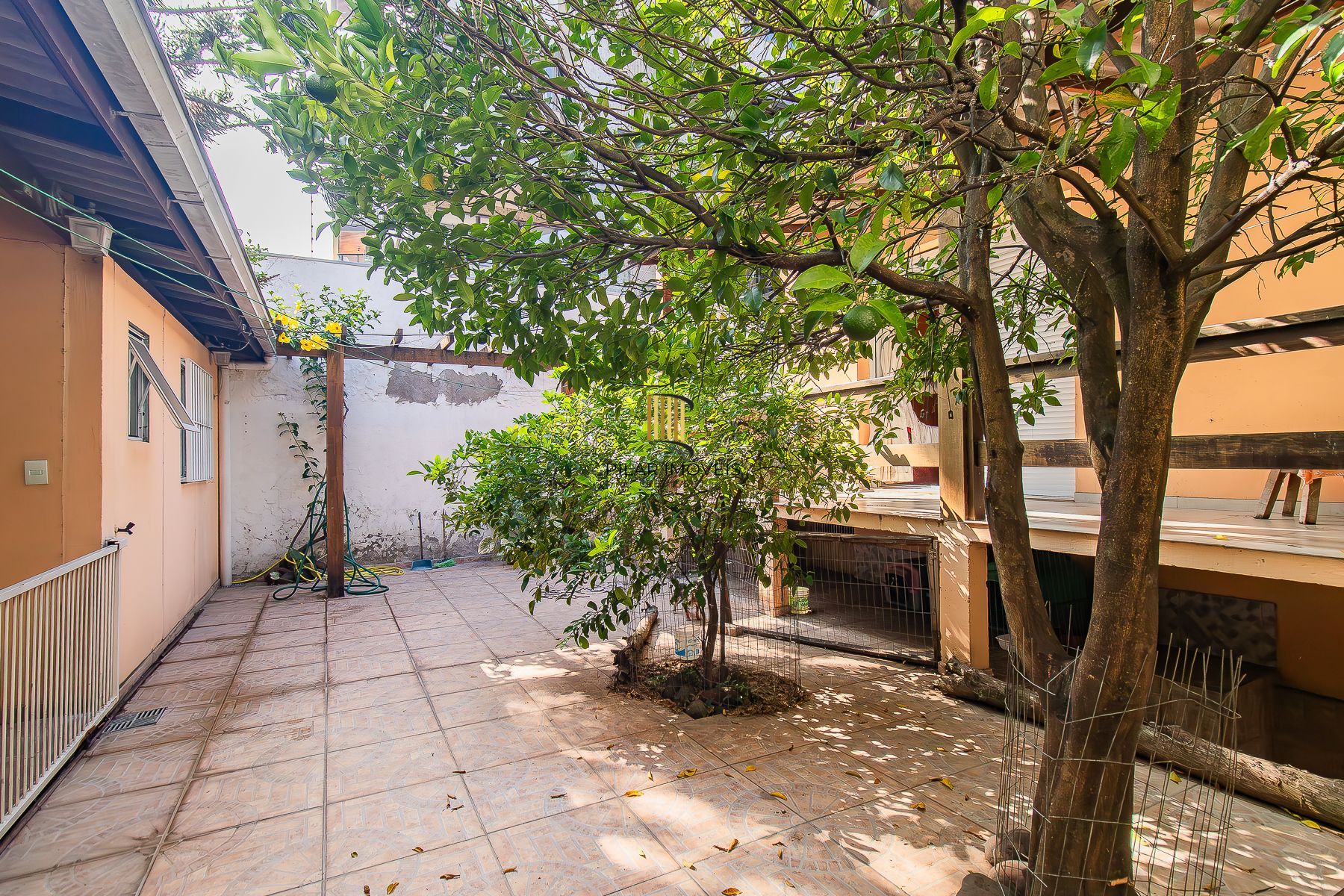 Casa 4 dormitórios - 1 vaga -  330m² Menino Deus