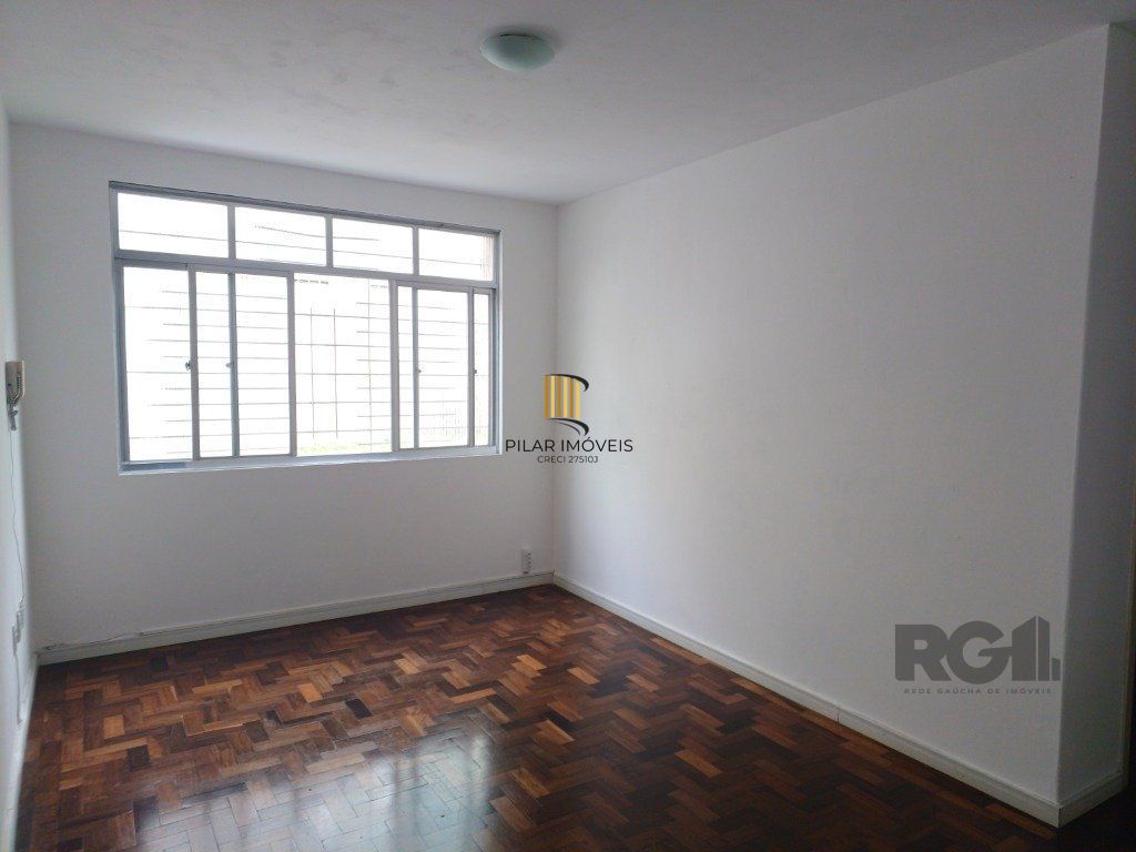 2 dormitórios, térreo com pátio.